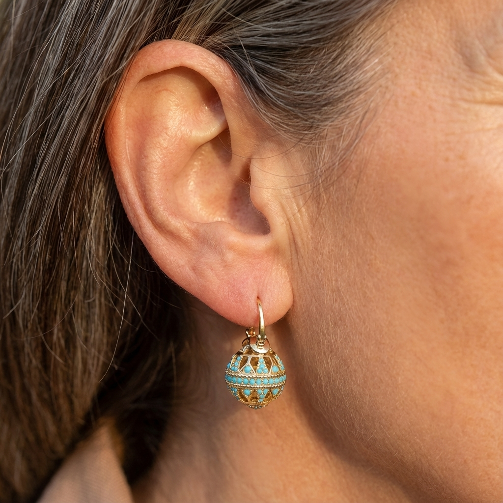 Boucles d'oreilles mandala dorées turquoise de la marque Danoir Paris, détails complexes et finition élégante.