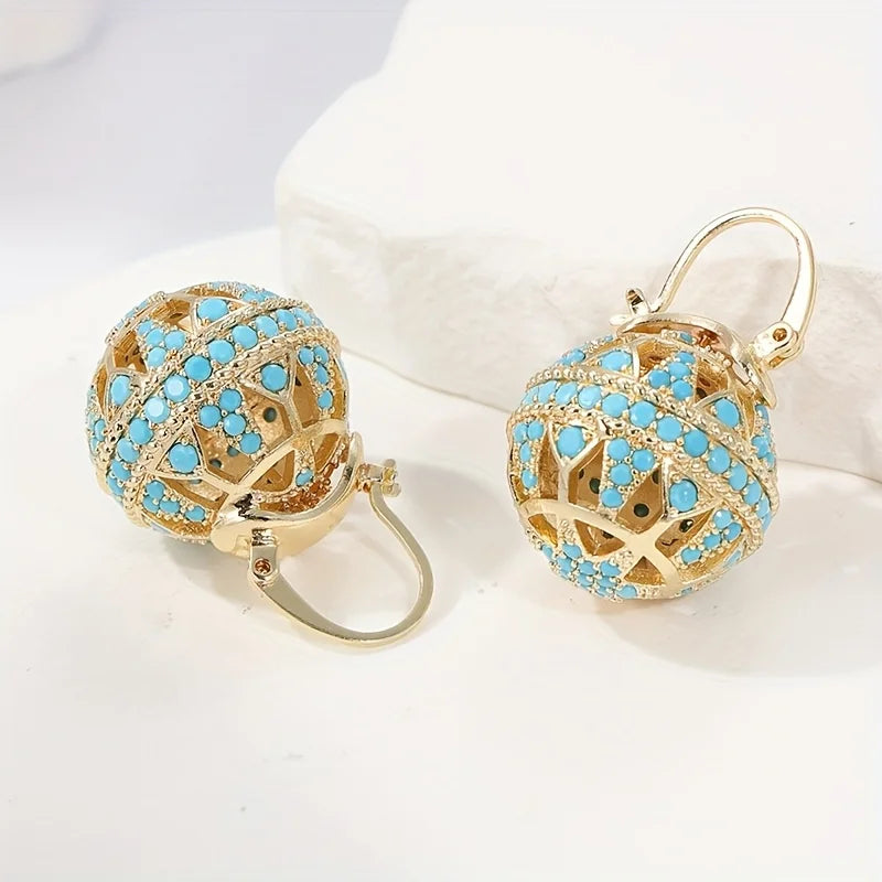 Boucles d'oreilles Mandala turquoise doré de Danoir Paris, ornées de motifs détaillés en or et turquoise.
