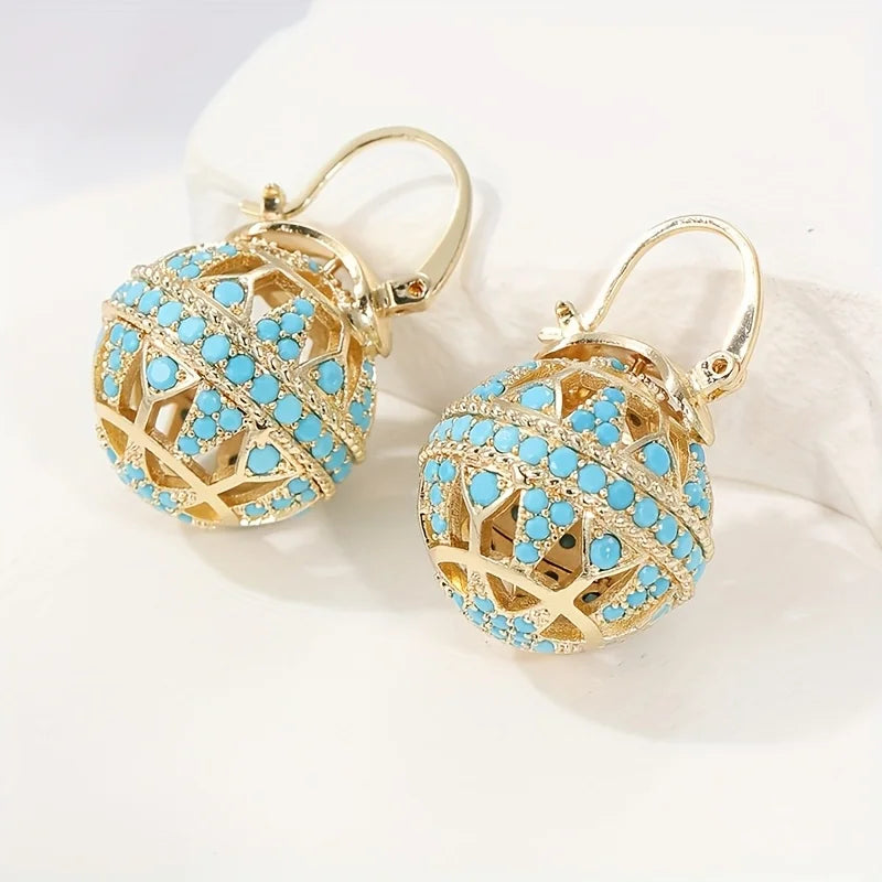 Boucles d'oreilles mandala dorées et turquoise de Danoir Paris, design orné et élégant, vues en gros plan.