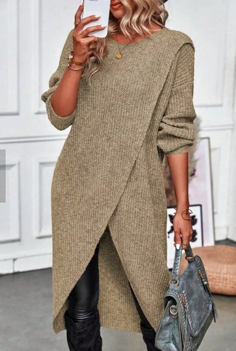 Pull long élégant Brigit de Danoir Paris en gris, avec coupe fluide et détails sophistiqués visible sur l'image.