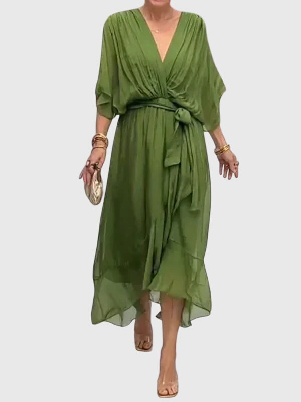 Robe élégante Bethany verte de Danoir Paris, coupe fluide et chic, portée avec style.