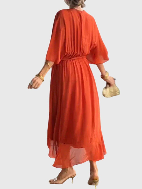 Robe élégante verte Bethany de Danoir Paris, tissu fluide et coupe sophistiquée, portée avec accessoires.