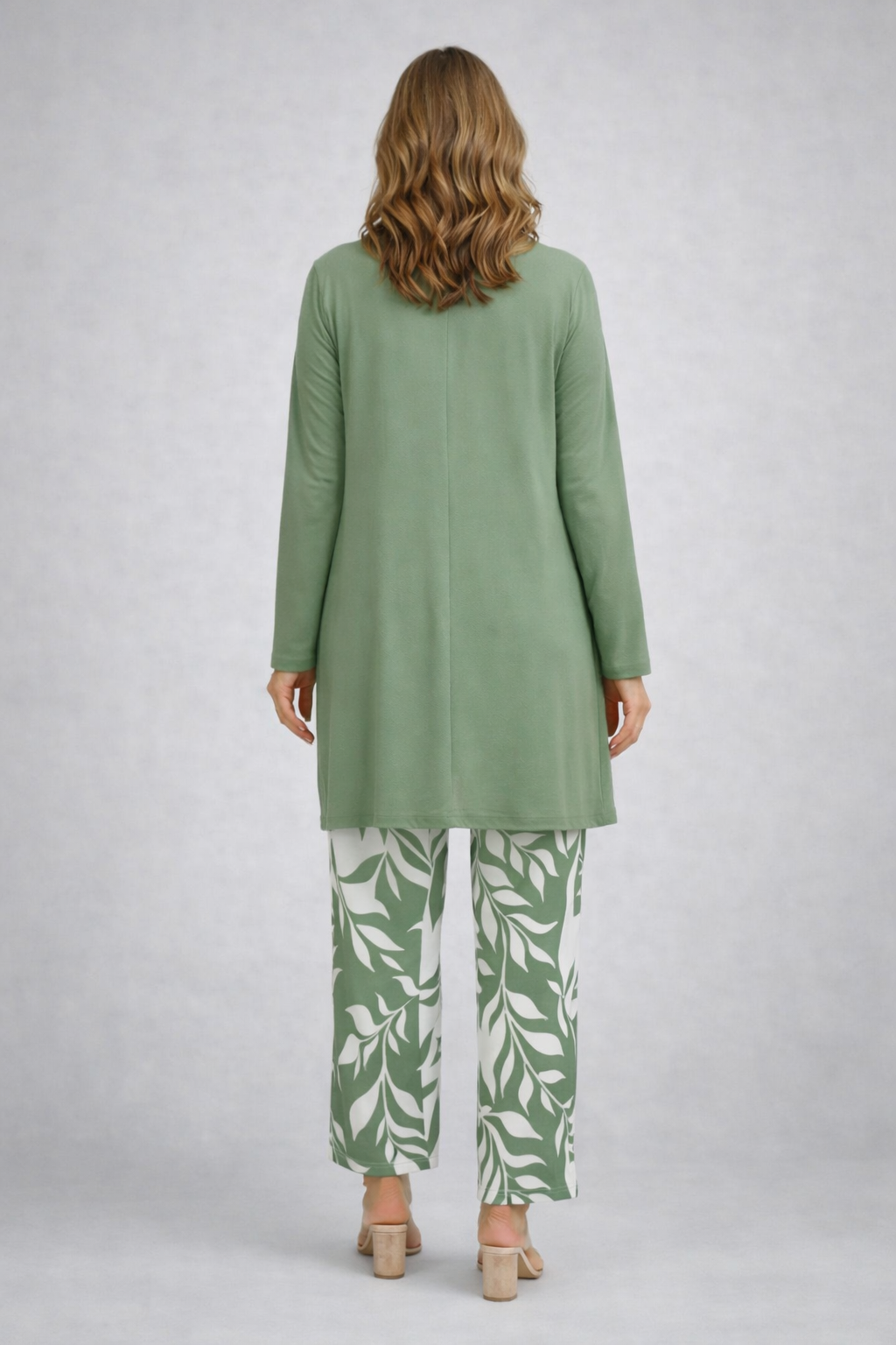 Ensemble de 3 pièces Eirwen de Danoir Paris, vêtements verts avec détails élégants, présenté sur un fond neutre.
