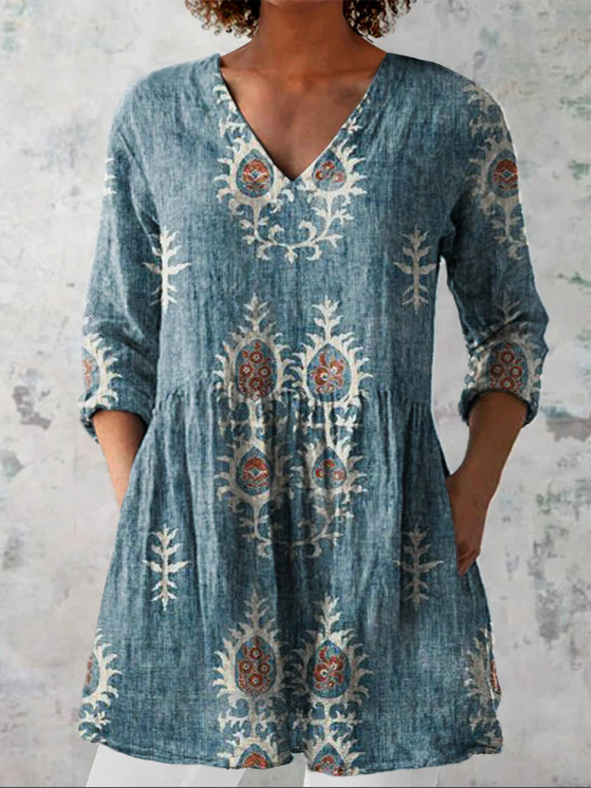 Blouse longue verte Danoir Paris Elise avec col en V, manches longues et coupe élégante pour femme.