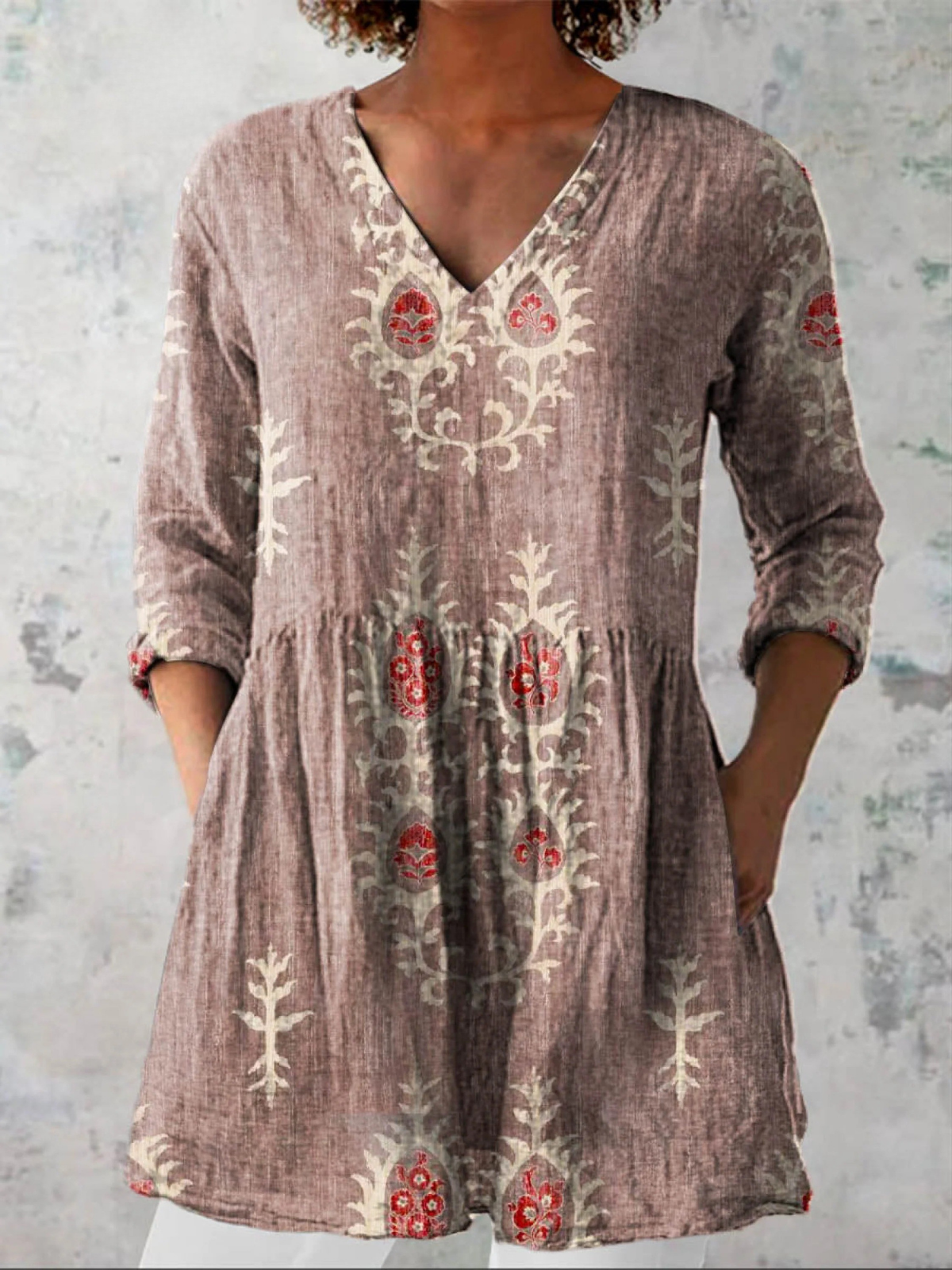 Blouse longue verte Danoir Paris Elise avec col en V, mode élégante et décontractée, vue de face sur mannequin.