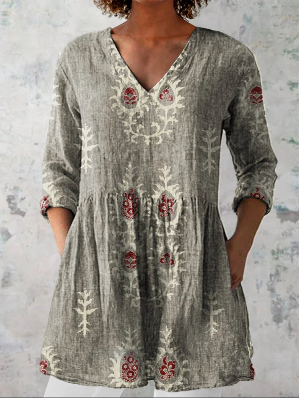 Blouse longue verte Danoir Paris Elise avec col en V, en tissu fluide et élégant, portée sur un mannequin.