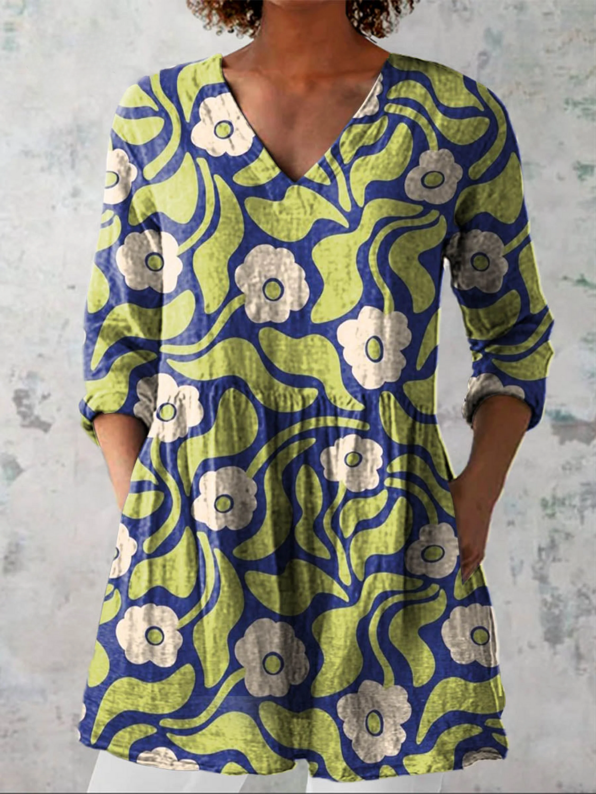 Blouse longue verte Danoir Paris Elodie avec décolleté en V, tissu léger et coupe fluide, portée élégante et féminine.