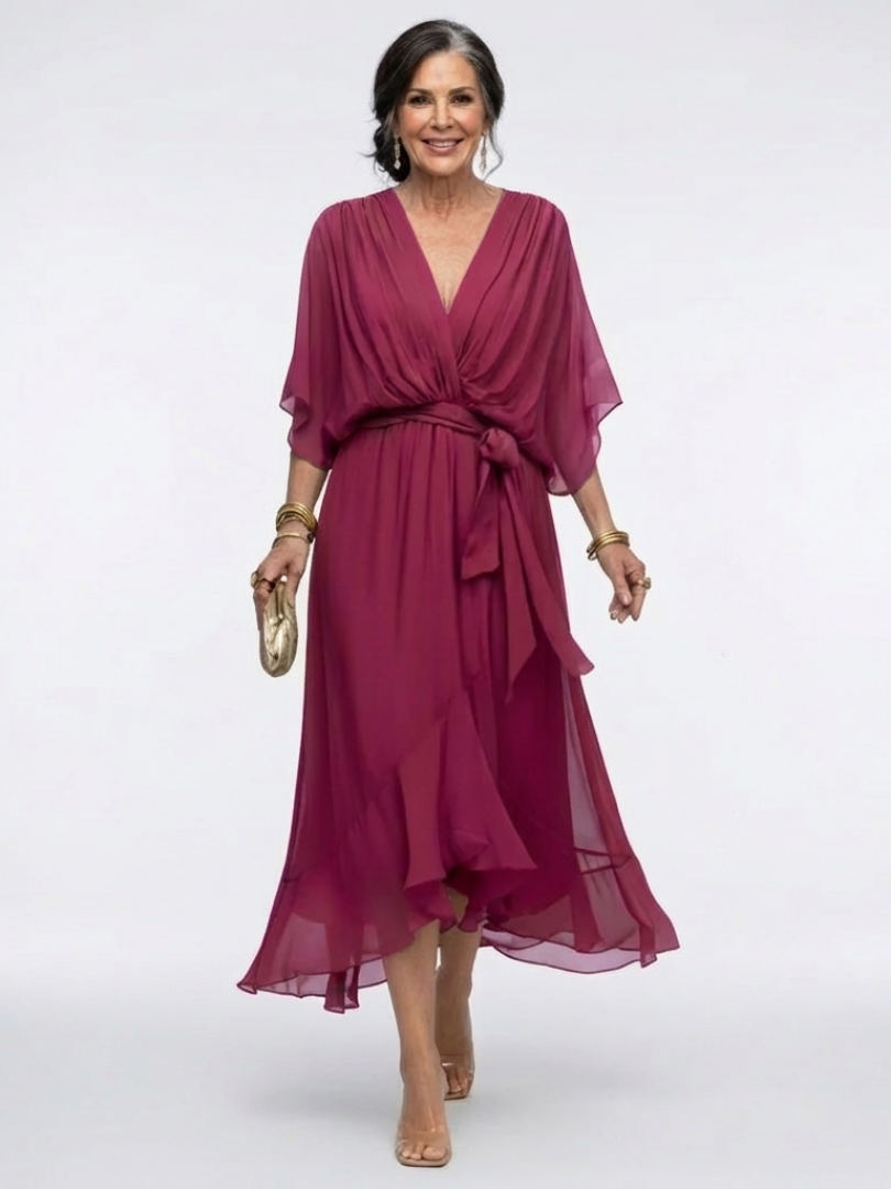 Robe midi drapée Elysia Danoir Paris en vert avec décolleté en V et ceinture à la taille, portée élégamment.