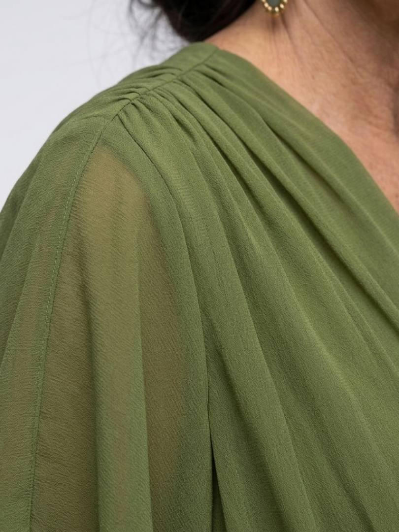 Robe midi drapée verte Danoir Paris Elysia avec décolleté en V et ceinture à la taille, portée sur mannequin.
