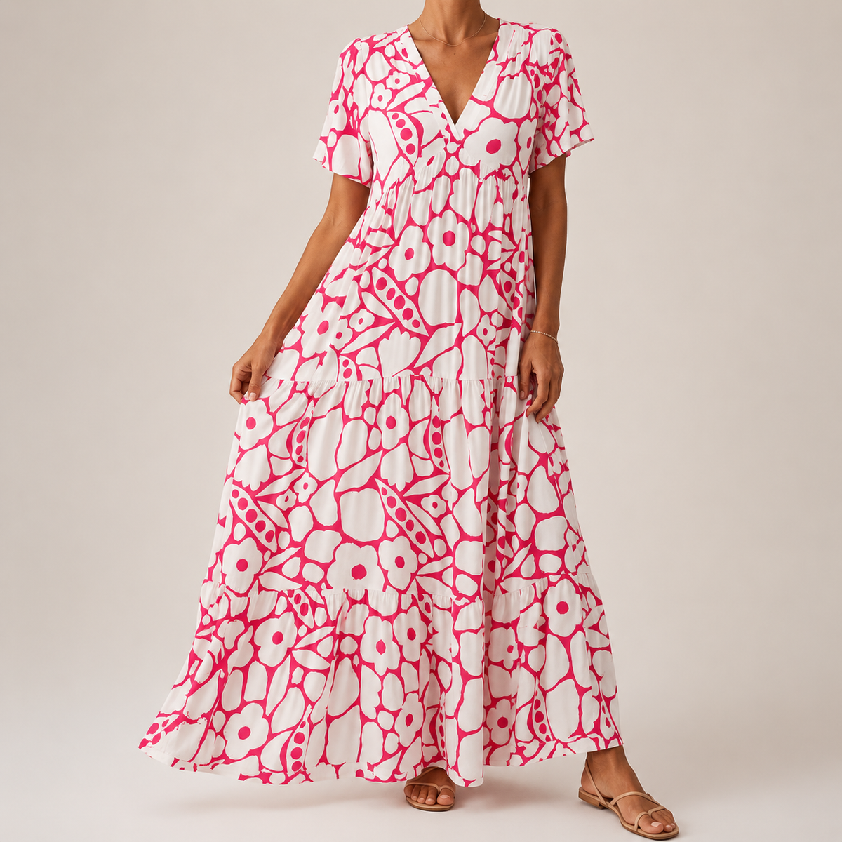 Robe bohème élégante Margaret de Danoir Paris, en tissu vert, avec détails fluides et style sophistiqué, portée sur mannequin.