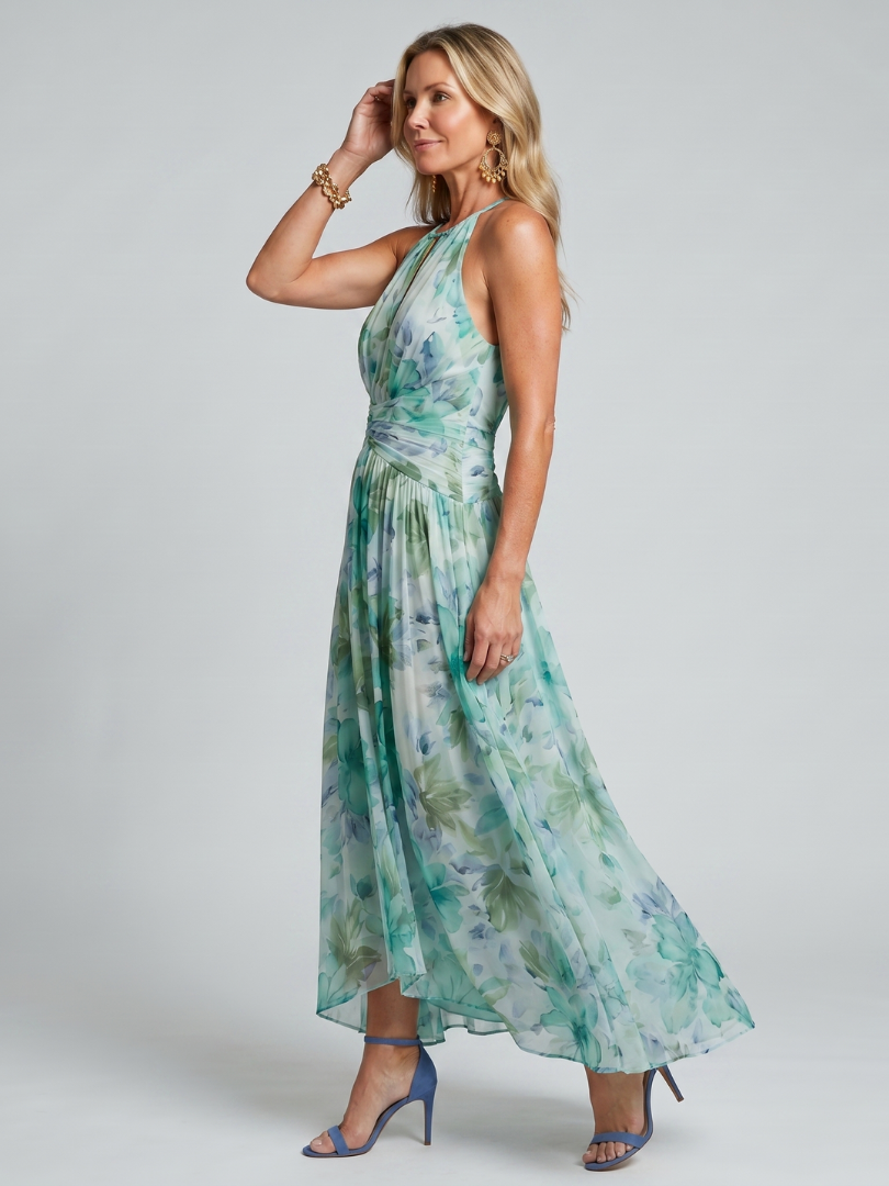 Robe longue plissée Danoir Paris Portia à halter, motif floral doux vert, style maxi élégant et féminin.