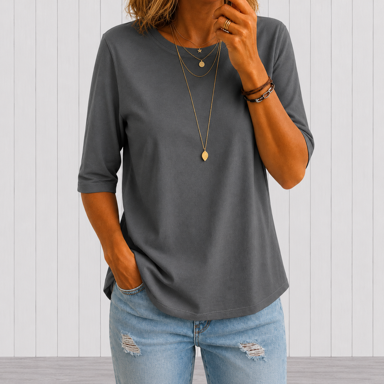 T-shirt gris Danoir Paris Calvera Comfort Coverage, coupe classique, tissu doux et confortable, vue de face.