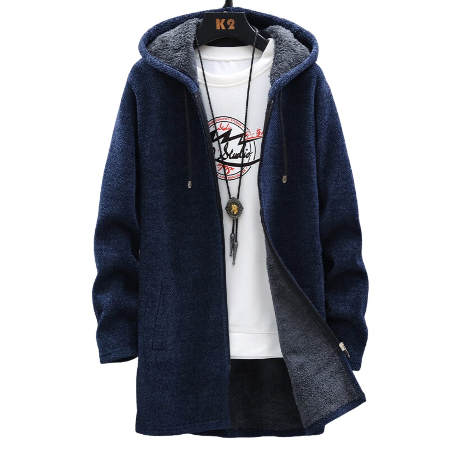 Cardigan Laura Danoir Paris gris clair en laine, élégant et confortable, porté avec des manches longues et un col en V.