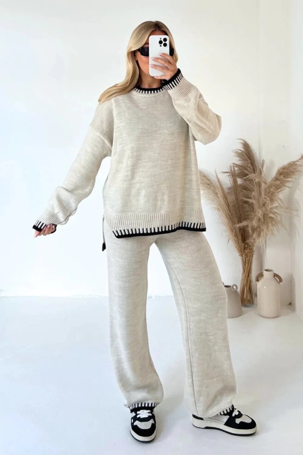 Ensemble automnal chic Gabrielle de Danoir Paris, vêtement gris clair en tissu élégant, porté par un mannequin.