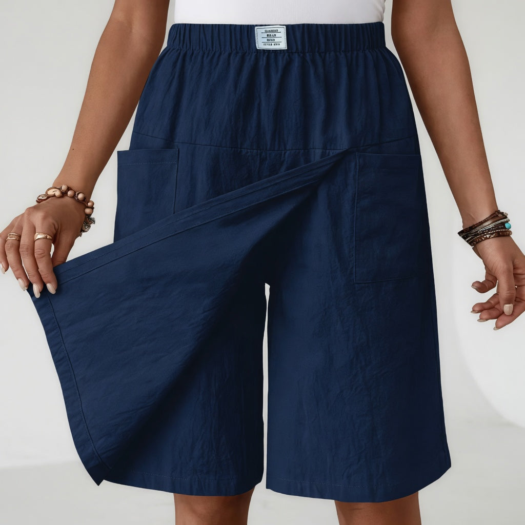 Short en denim gris clair Libertine™ de Danoir Paris avec taille élastique et poches pour une liberté de mouvement active.