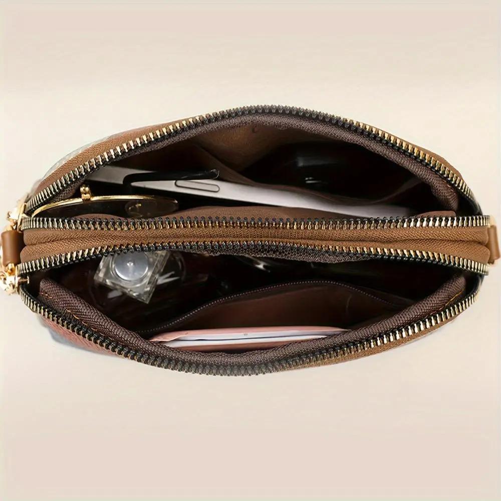 Petit sac bandoulière Danoir Paris Clio en patchwork gris, avec détails en cuir et anse réglable.