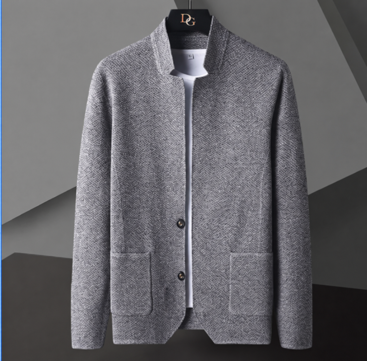 Gilet en maille texturée gris Danoir Paris pour femmes, détail du tissu doux et moderne.