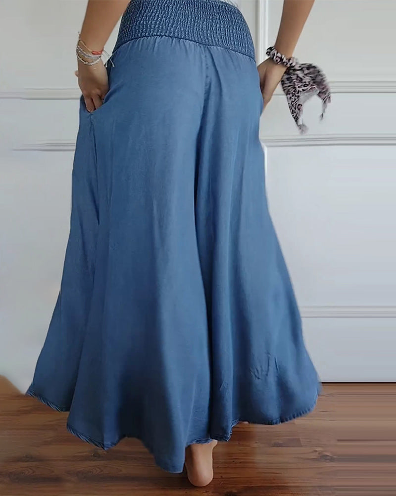 Jupe élastique chic Danoir Paris en gris, élégante et ajustée, portée avec un style moderne et sophistiqué.