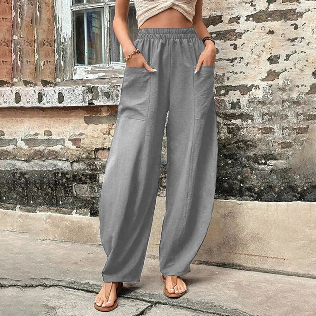 Pantalons fluides Vanna de Danoir Paris en tissu gris léger, élégants et confortables pour un style décontracté.