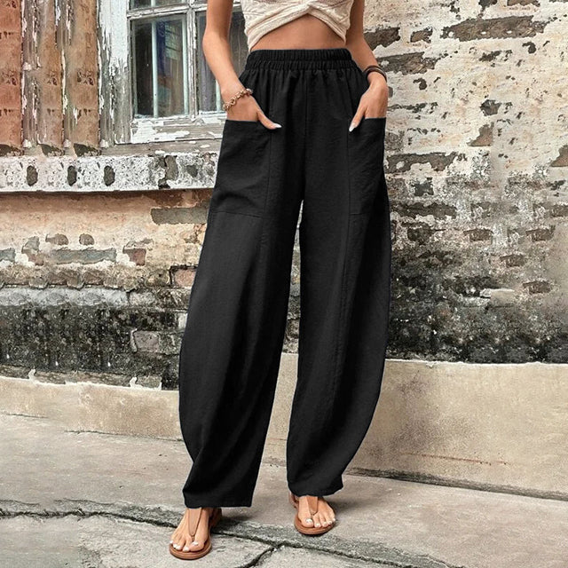 Pantalons fluides Vanna de Danoir Paris en tissu gris léger, élégants et confortables, pour un style décontracté chic.