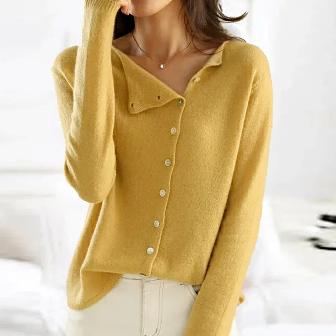 Pull gris élégant Beatrice de Danoir Paris, doux et confortable, porté en mode décontracté.