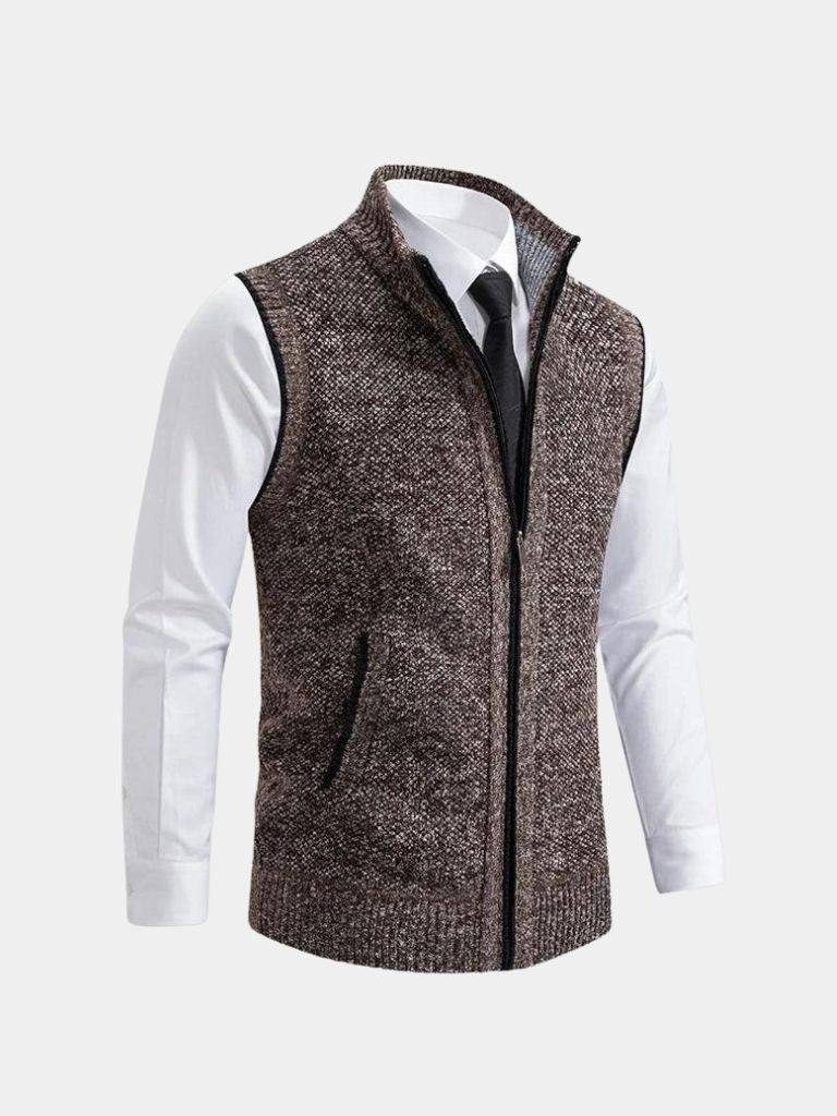 Gilet élégant gris Danoir Paris™ avec fermeture éclair intégrale, porté par un mannequin dans une ambiance sophistiquée.