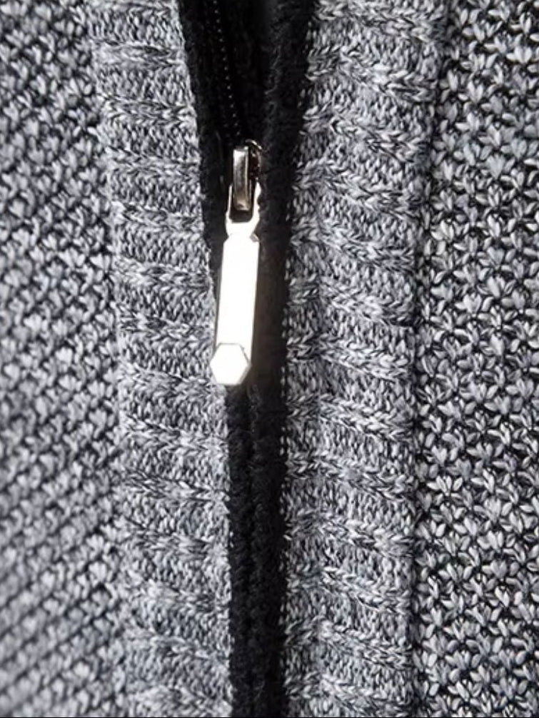 Gilet élégant gris Danoir Paris™ avec fermeture éclair intégrale, porté par un mannequin, style chic et moderne.