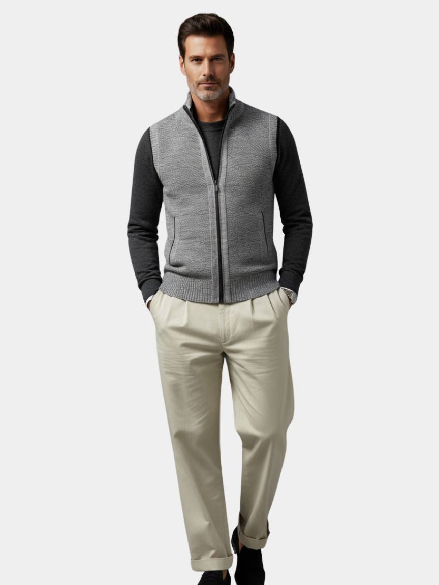Gilet élégant gris Danoir Paris™ avec fermeture éclair intégrale, porté sur un mannequin, style moderne et sophistiqué.