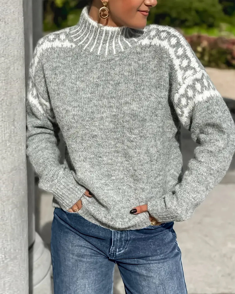 Pull maille gris élégant Elise™ de Danoir Paris porté sur un mannequin, détail du tissu doux et finition raffinée.