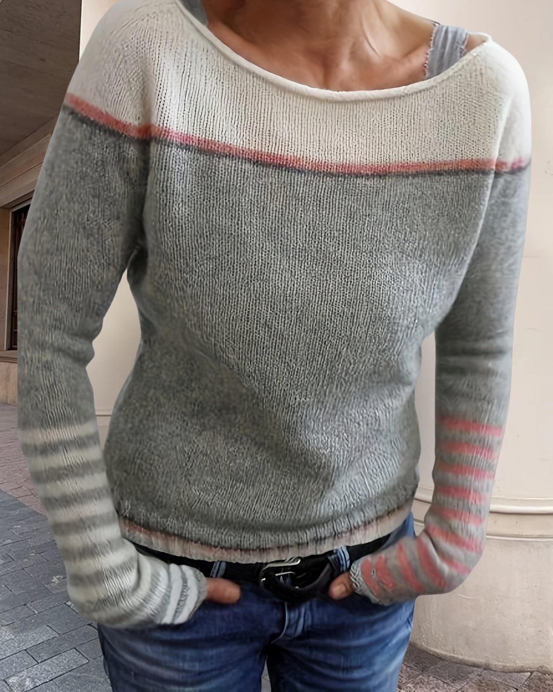 Pull rayé gris Katharina de Danoir Paris à manches longues, porté sur un mannequin, détail du motif à rayures.