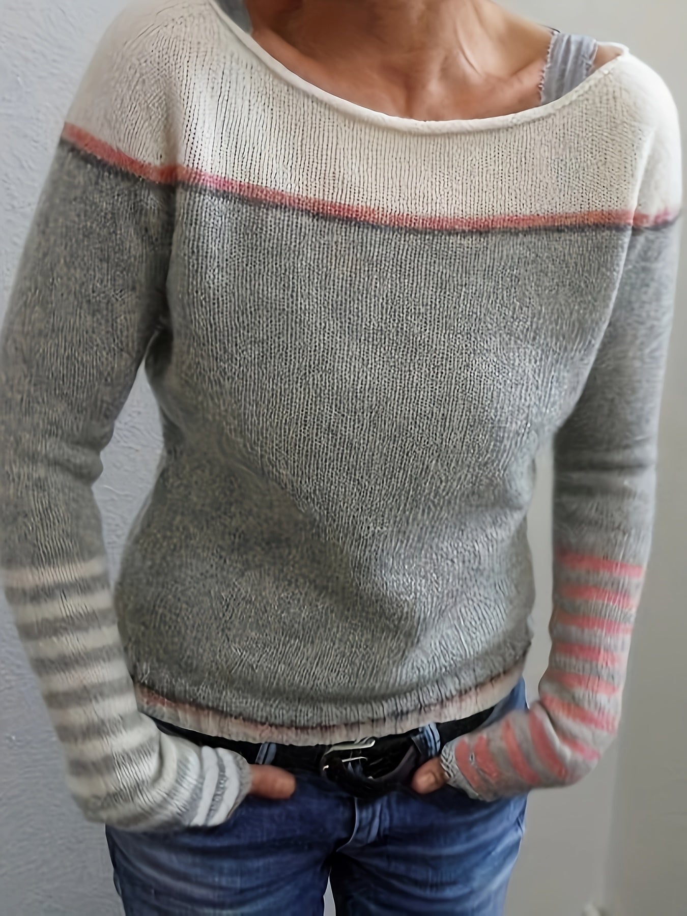 Pull rayé gris Katharina de Danoir Paris à manches longues, porté sur mannequin, mettant en valeur le style décontracté et élégant.