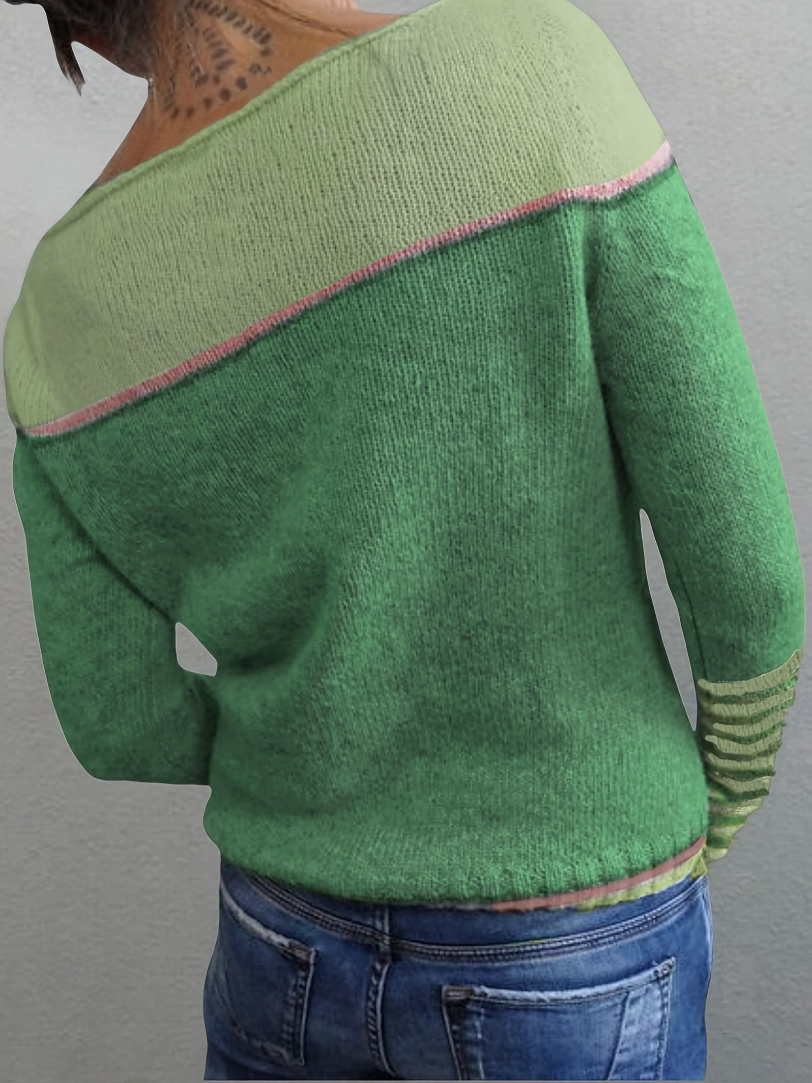 Pull rayé gris Katharina de Danoir Paris à manches longues, doux et confortable, porté sur un mannequin.