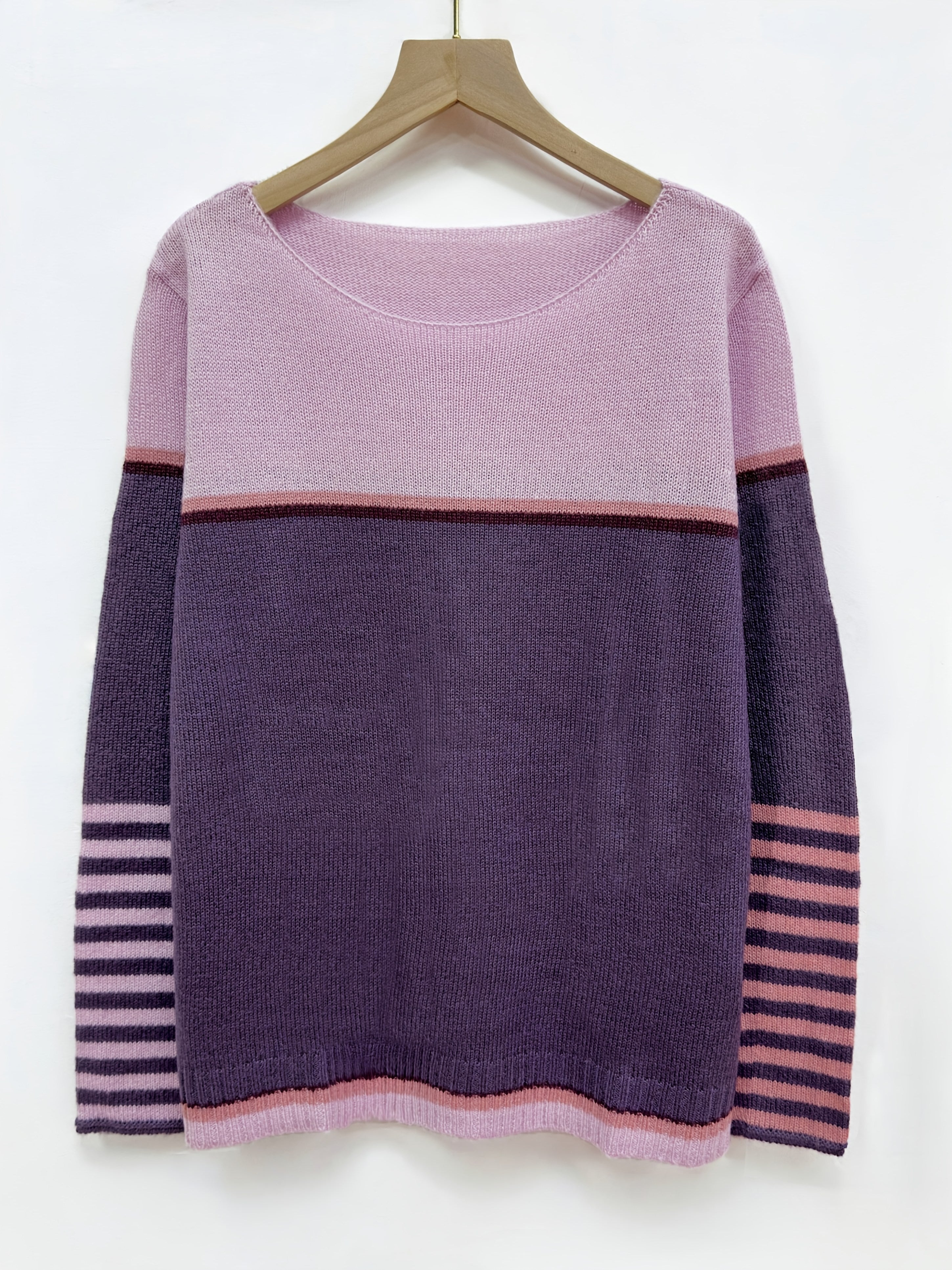 Pull rayé gris Katharina de Danoir Paris à manches longues porté sur mannequin, style décontracté et tendance.