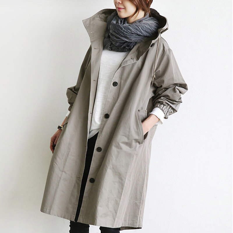 Manteau trench élégant Danoir Paris Mandy gris, déperlant, coupe classique pour femme, visible avec bouton et ceinture.