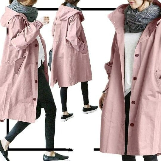 Manteau trench élégant gris Mandy de Danoir Paris, déperlant, pour femmes, porté sur un fond neutre.