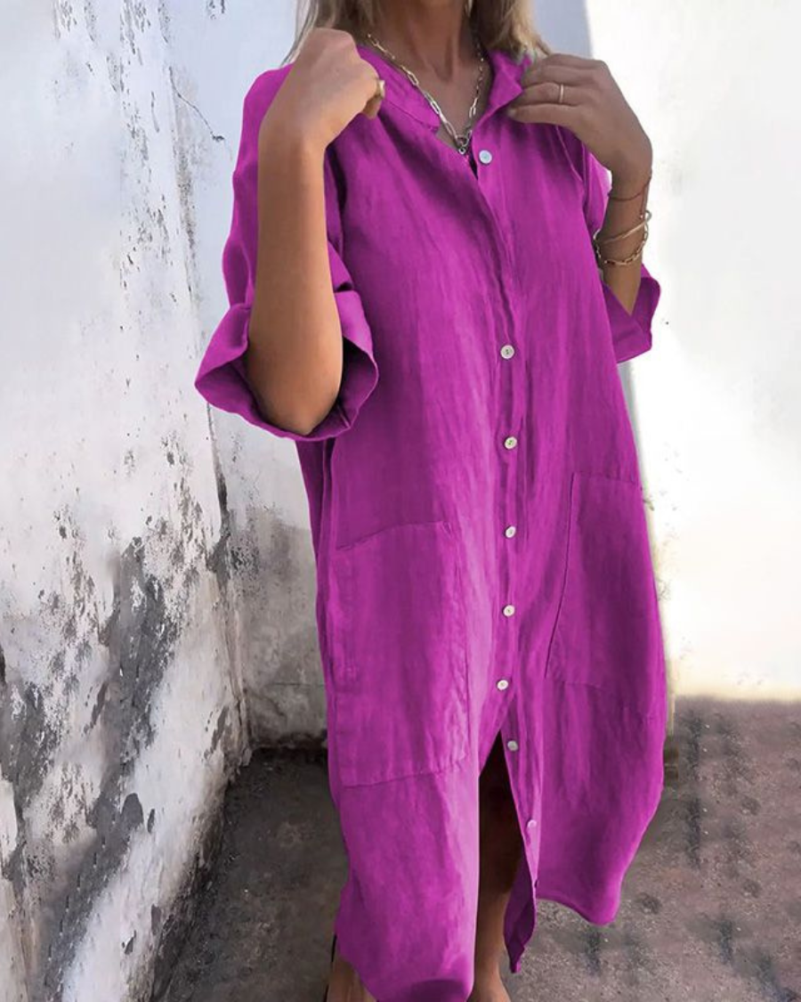 Robe chemise décontractée Melanie de Danoir Paris en gris, style Ibiza, portée avec manches longues et coupe fluide.