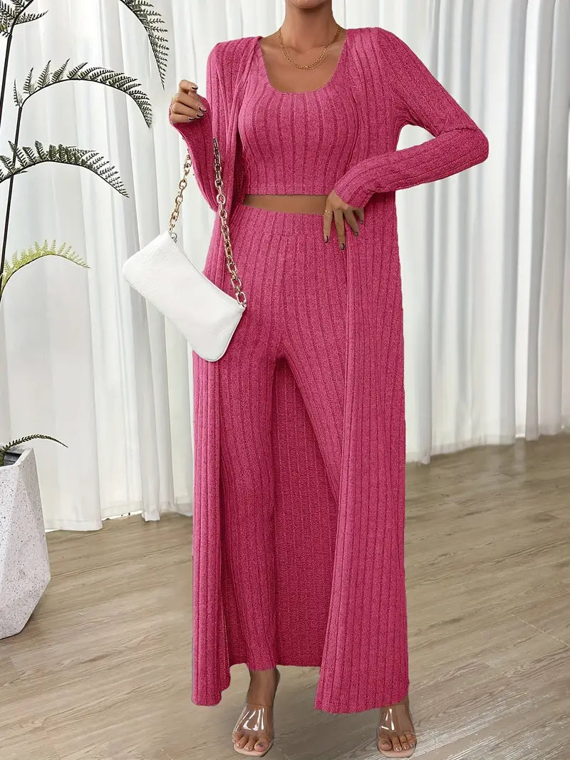 Ensemble côtelé gris Solène par Danoir Paris, vêtement chic avec finition élégante, porté sur mannequin.
