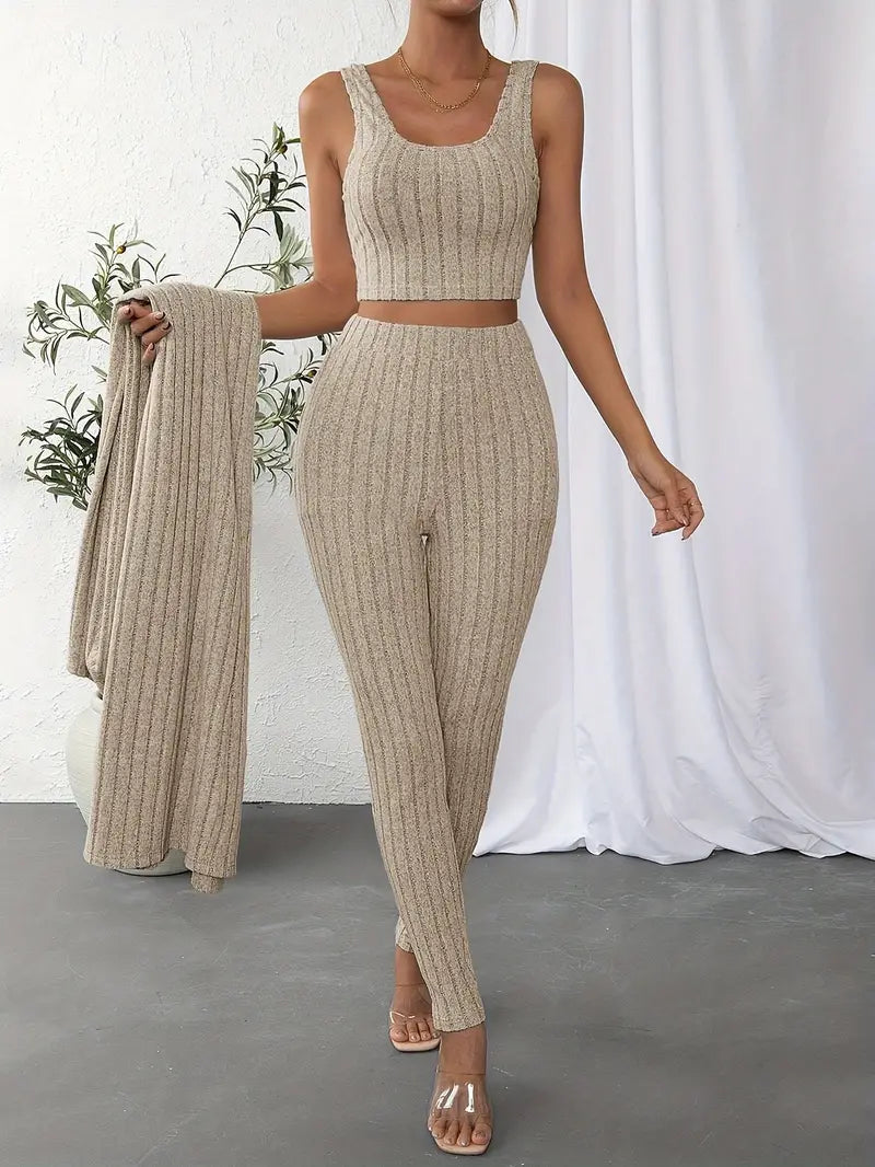 Ensemble côtelé gris Solène de Danoir Paris, haut et pantalon chic en tissu côtelé, porté sur un mannequin blanc.