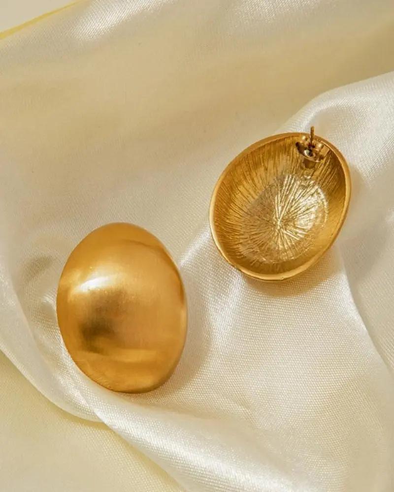 Boucles d'oreilles Orova Shield Danoir Paris en imitation bijoux, design moderne avec pendentifs en forme de bouclier.