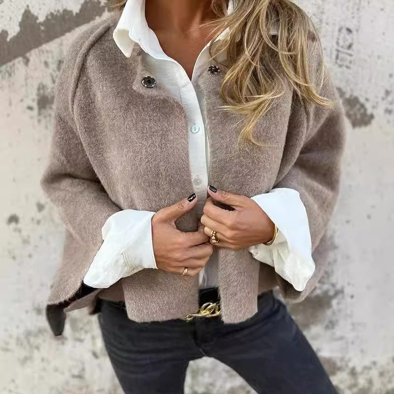 Veste courte Danoir Paris Elise en kaki avec manches évasées, style chic et moderne, vue de face sur fond blanc.