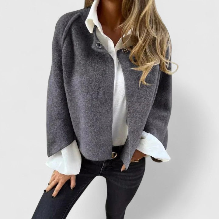 Veste élégante Bettinna Danoir Paris en kaki, coupe ajustée, tissu chic, vue de face sur un mannequin.