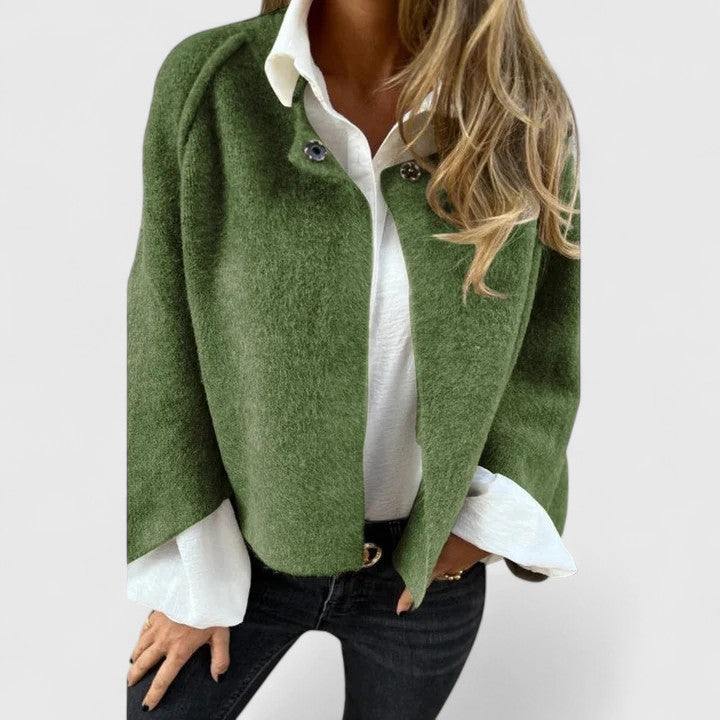 Veste élégante Bettinna Danoir Paris en kaki, coupe ajustée, tissu sophistiqué, vue de face sur fond blanc.