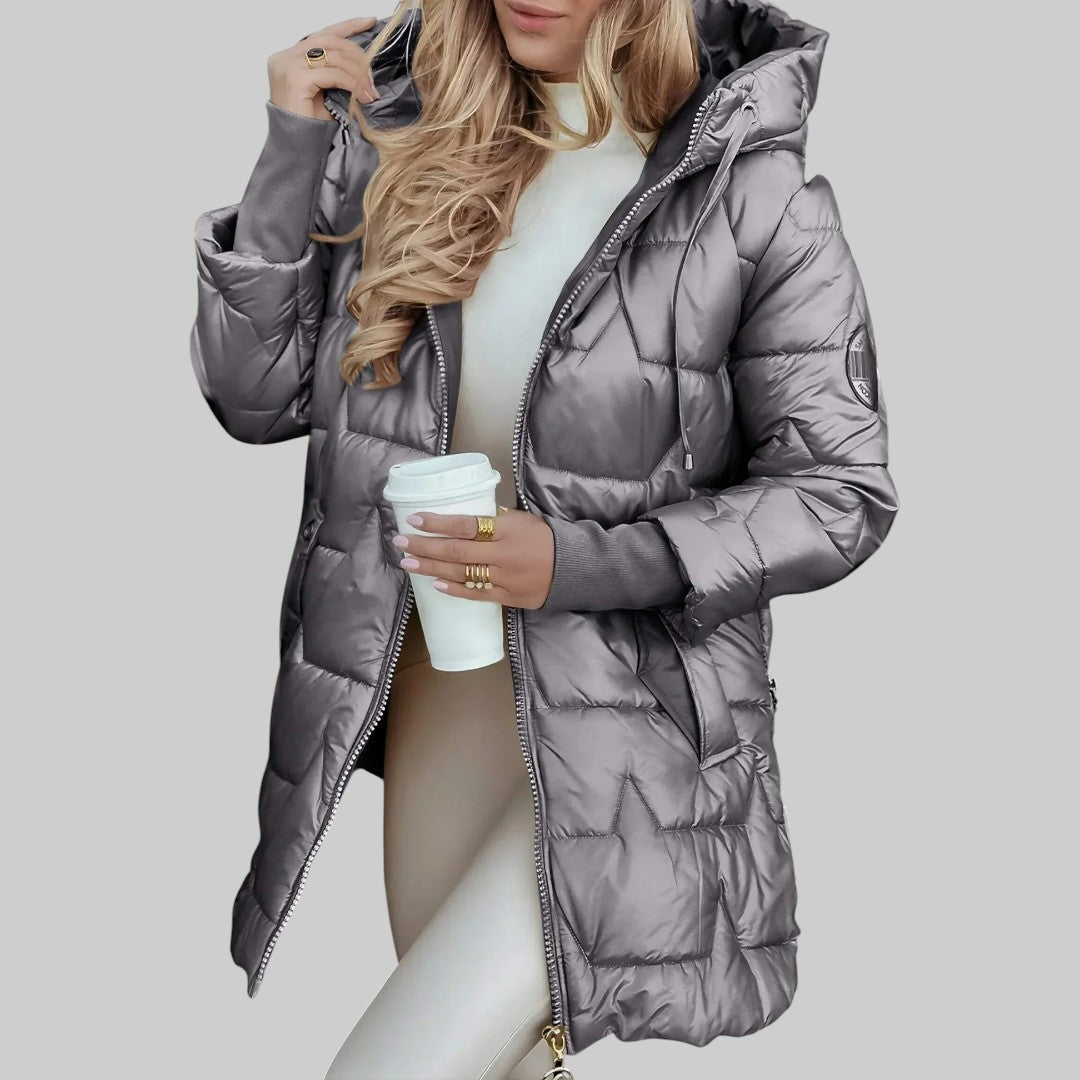 Manteau d'automne beige Danoir Paris Cecilia avec capuche, veste élégante en tissu chaud, mode chic et confortable.