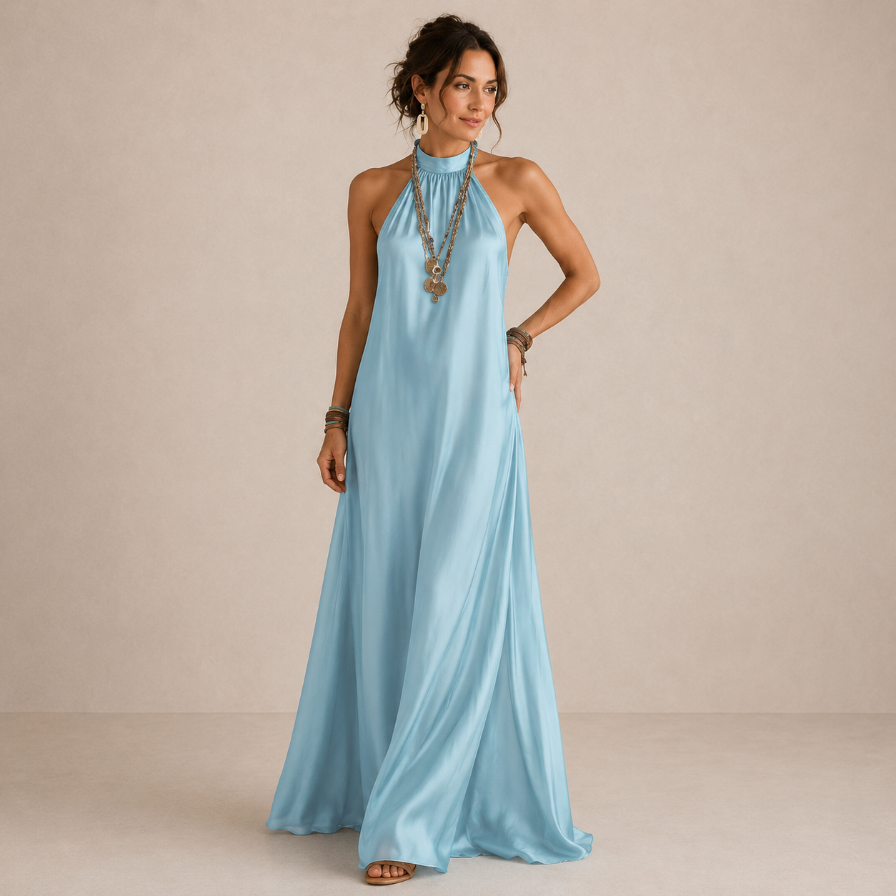 Robe maxi ALINA de Danoir Paris en tissu bleu clair, vue détaillée du style élégant et fluide de la robe.