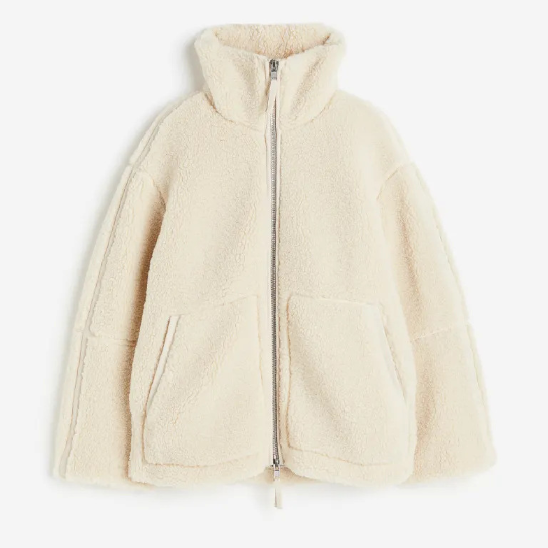 Veste d'hiver douce et chaude Anastasia de Danoir Paris, jassen brun clair avec col rembourré et poches latérales.