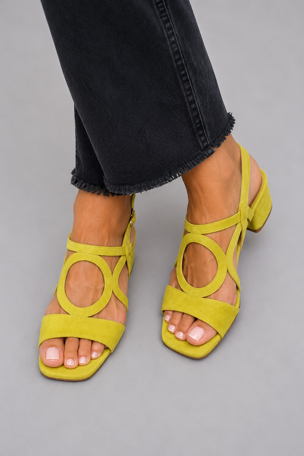 Sandales d'été jaunes Valentina de Danoir Paris avec bride à boucle et semelle plate, parfaites pour la saison estivale.