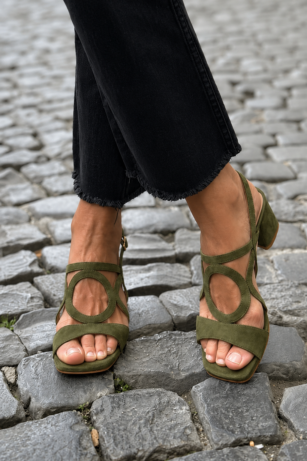 Sandales d'été Valentina de Danoir Paris en jaune, avec semelle plate et design coloré pour femme.