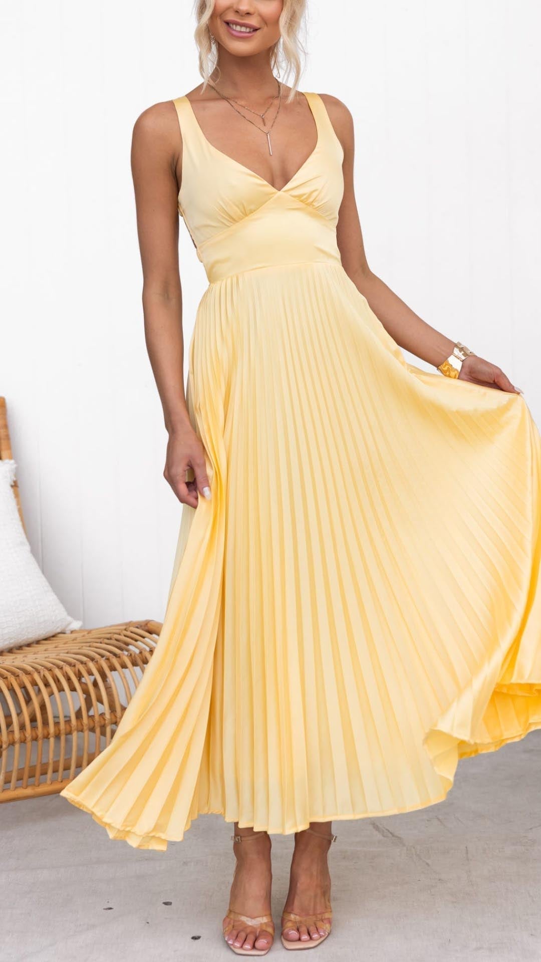 Robe maxi plissée élégante jaune Aby de Danoir Paris, vue de face, tissu fluide et détails sophistiqués.