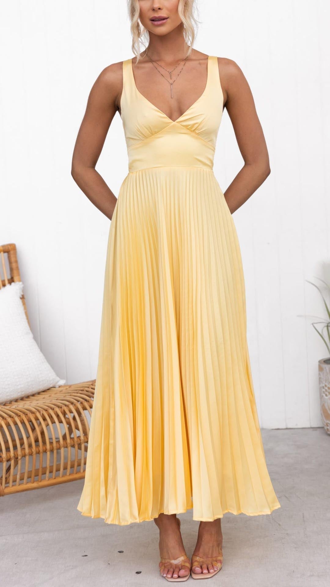 Robe maxi plissée jaune Danoir Paris Aby, élégante, longue, avec un style sophistiqué et fluide, adaptée pour une occasion spéciale.