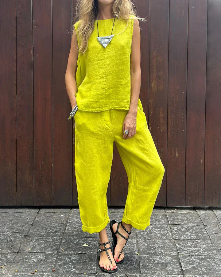 Ensemble décontracté Sheila de Danoir Paris en tissu léger jaune pour le printemps et l'été, vue de face.